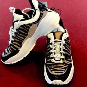 Walk on the wild side size 5 1/2 tennis shoe